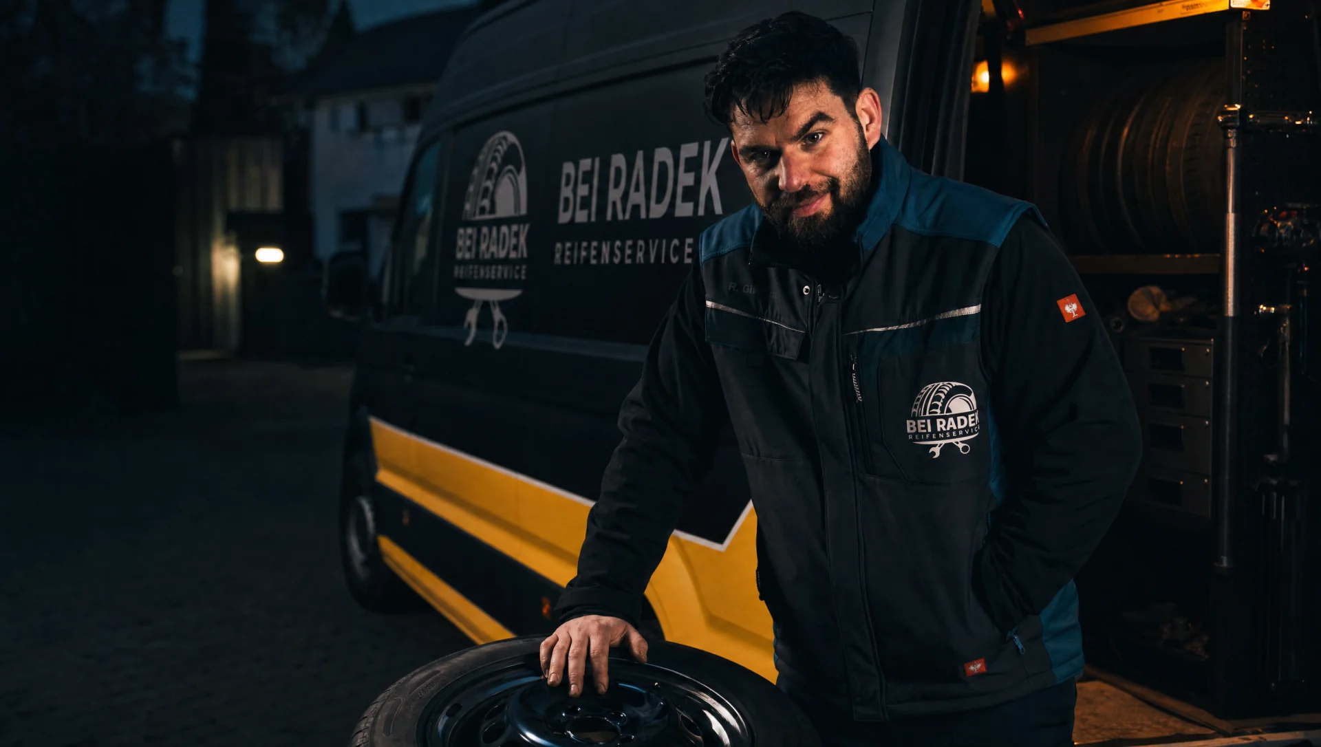 Visualisierung des mobilen Reifenservices mit dem Inhaber an einem privaten Stellplatz